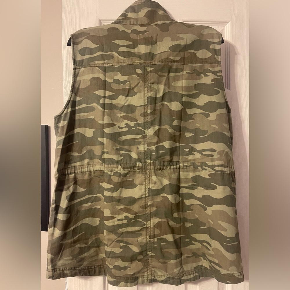 Camouflage Sleeveless Utility Vest - Picture 2 of 5